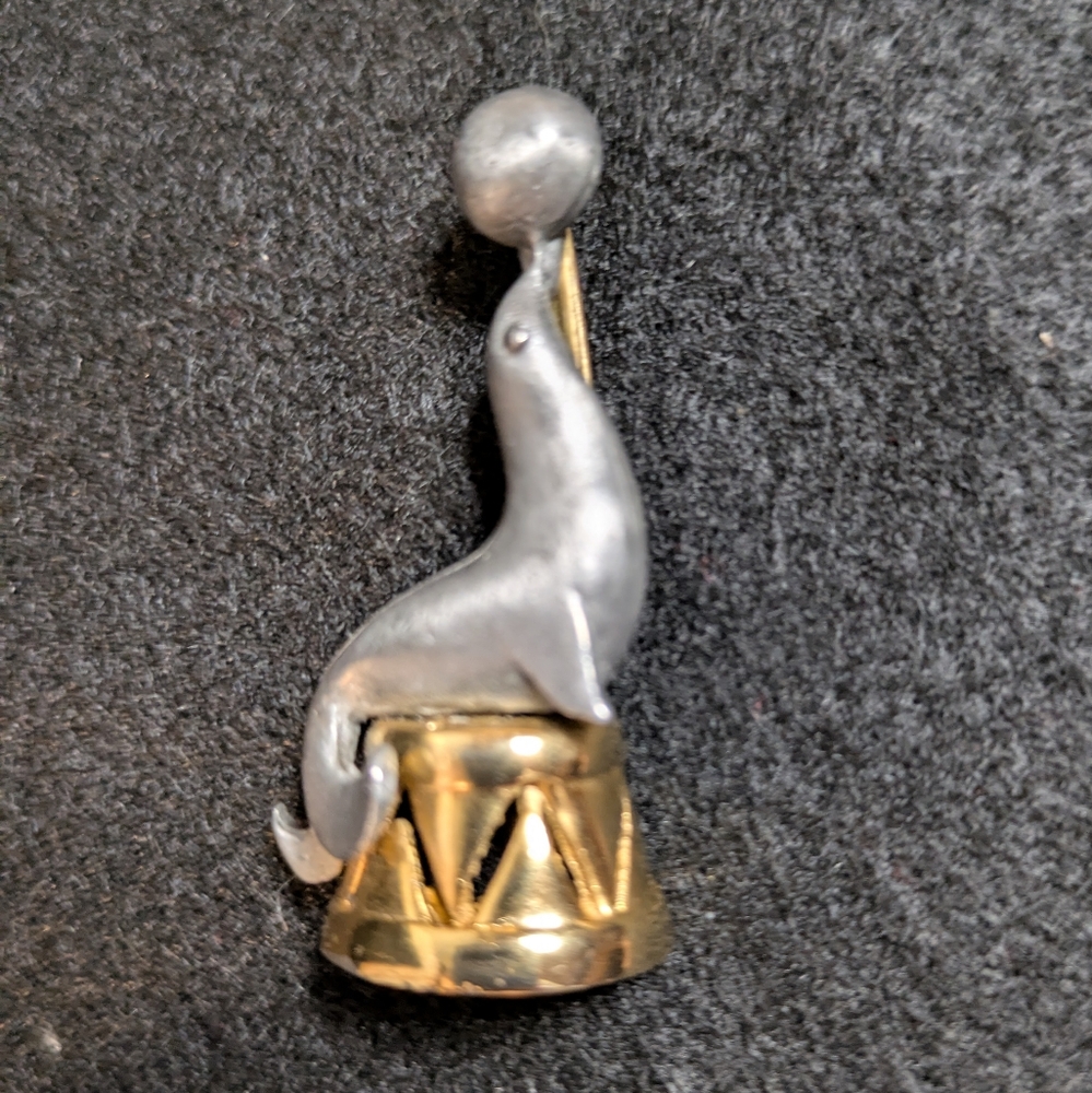 Vintage Circus Seal Balancing A Ball Pewter Gold Tone Brooch Pin ultra Craft